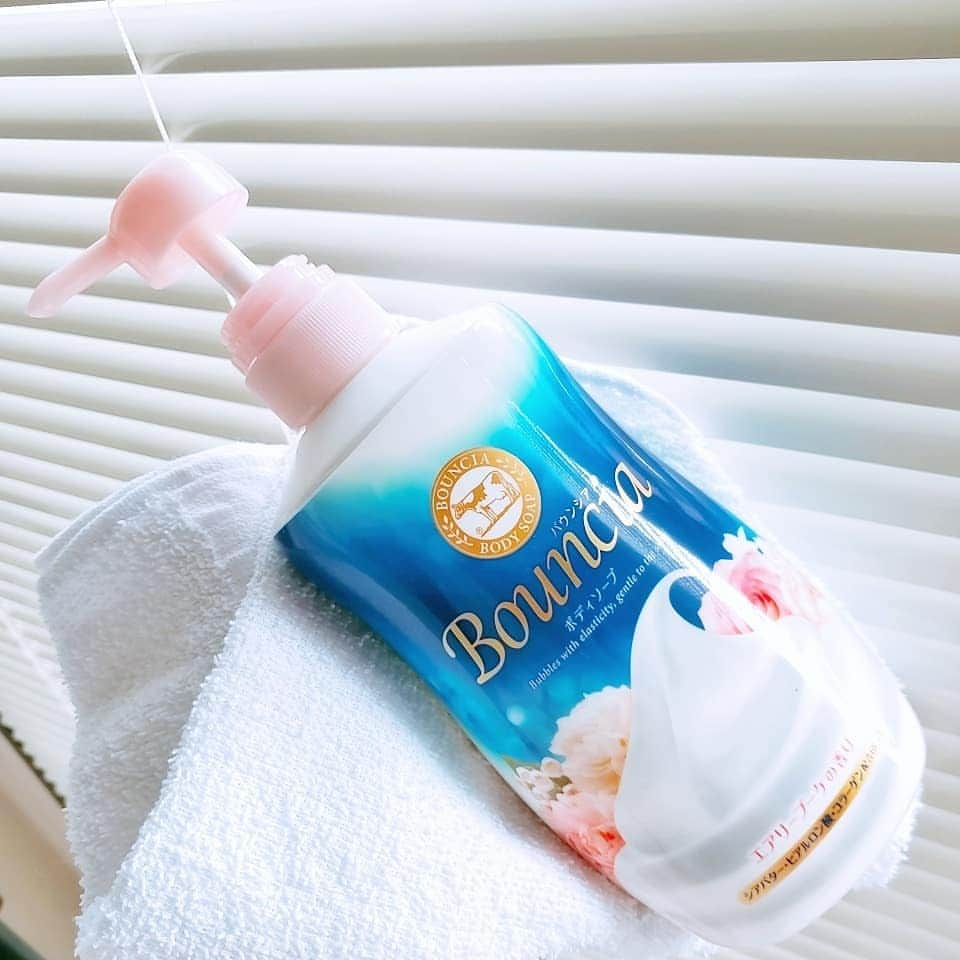 Hairmake Shinoさんのインスタグラム写真 - (Hairmake ShinoInstagram)「* 🛁🛁🛁 バスタイムは癒しの時間💓 * バウンシア様から【 @bouncia_official 】 頂いたボディソープは、 弾力のあるもっちもちの濃密泡が簡単に作れて楽しい😆😆 * ふわふわの泡で身体を洗うのが気持ち良すぎて癒されます🌿🌿 * エアリーブーケの香りもフローラル系の優しい香りでお気に入り😍 * 保湿成分が入っているから、お風呂上がりもしっとり💆💕 * * #バウンシア #ボディソープ #牛乳石鹸 #濃密泡クッション  #お風呂 #ヤバ泡  #フローラル #フレグランス  #フラワー #ホワイト  #ピンク #flower  #pink #white  #bath #リラクゼーション  #リラックス #アロマ  #癒しの時間 #PR」4月19日 17時56分 - hairmakeshino