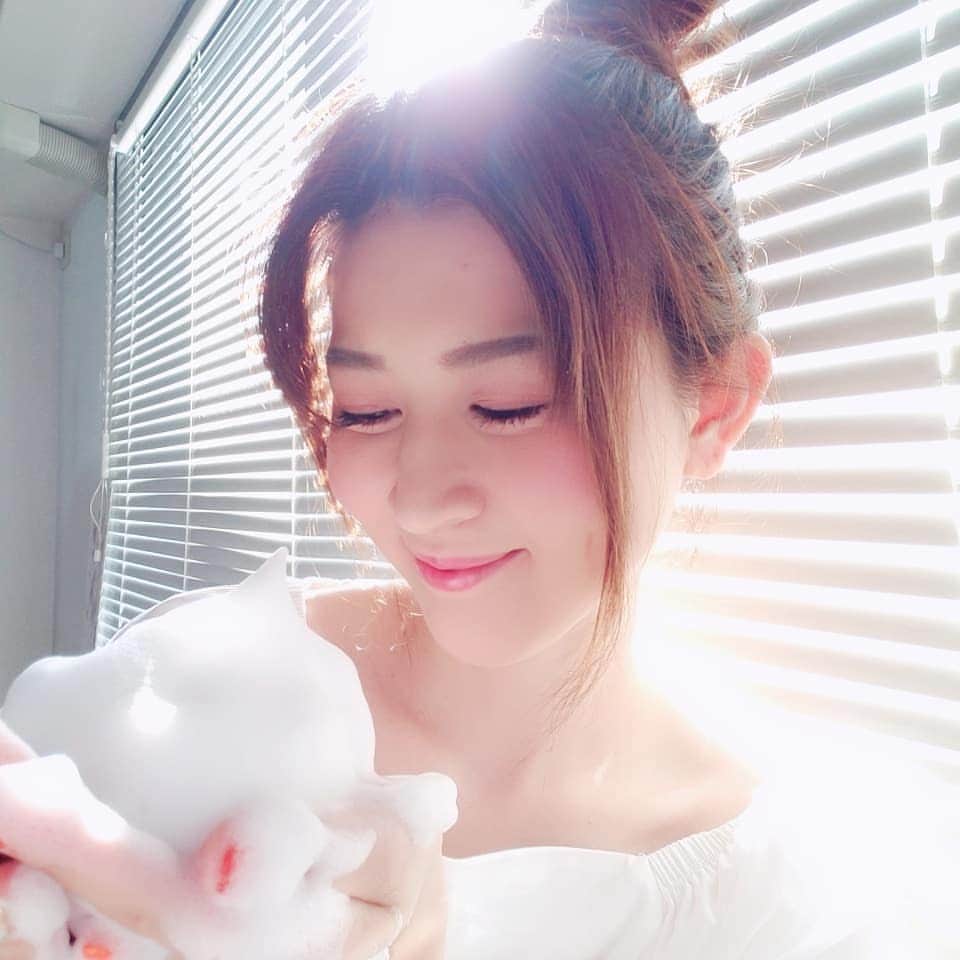 のインスタグラム：「* 🛁🛁🛁 バスタイムは癒しの時間💓 * バウンシア様から【 @bouncia_official 】 頂いたボディソープは、 弾力のあるもっちもちの濃密泡が簡単に作れて楽しい😆😆 * ふわふわの泡で身体を洗うのが気持ち良すぎて癒されます🌿🌿 * エアリーブーケの香りもフローラル系の優しい香りでお気に入り😍 * 保湿成分が入っているから、お風呂上がりもしっとり💆💕 * * #バウンシア #ボディソープ #牛乳石鹸 #濃密泡クッション  #お風呂 #ヤバ泡  #フローラル #フレグランス  #フラワー #ホワイト  #ピンク #flower  #pink #white  #bath #リラクゼーション  #リラックス #アロマ  #癒しの時間 #PR」
