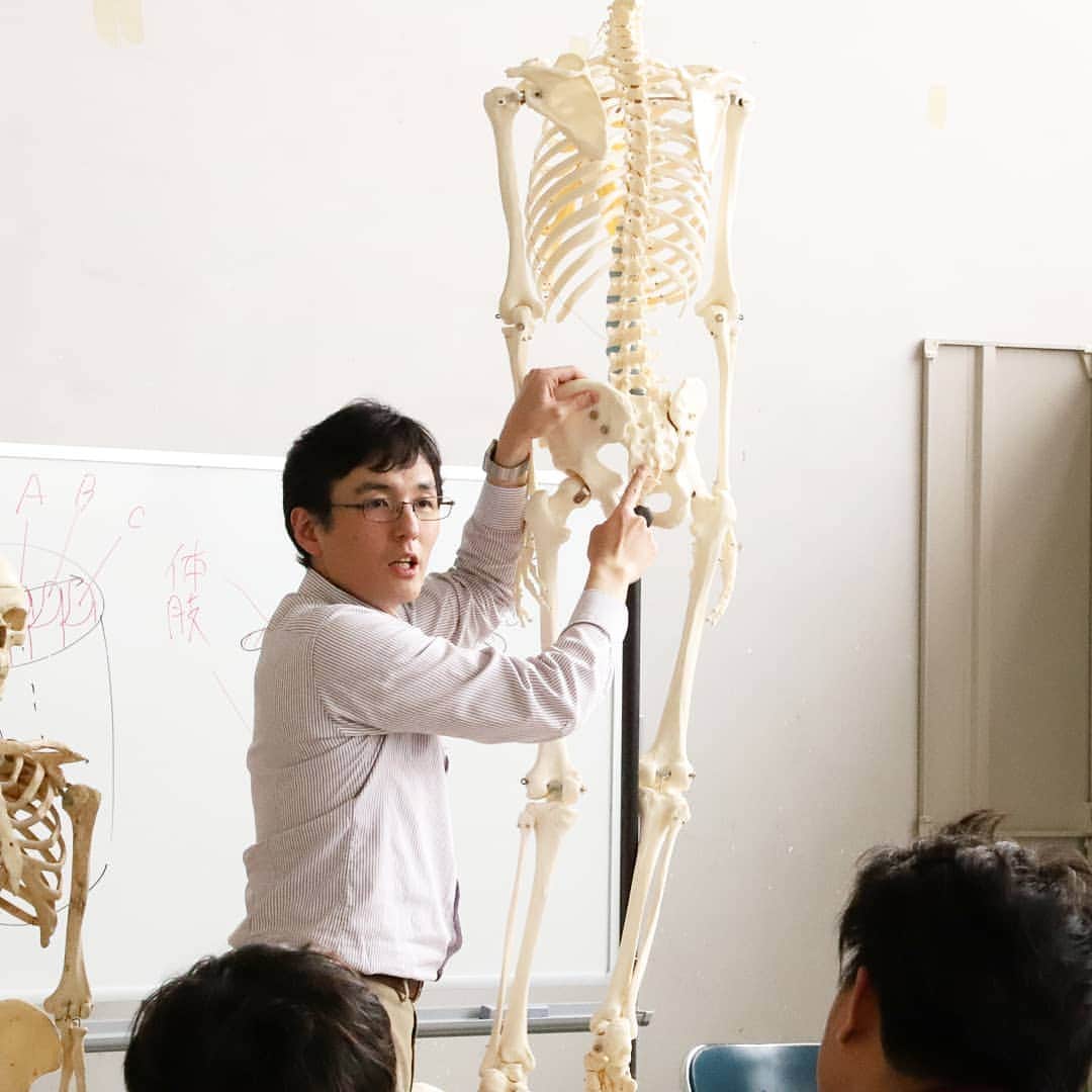 東京造形大学 Tokyo Zokei Universityさんのインスタグラム写真 - (東京造形大学 Tokyo Zokei UniversityInstagram)「_ 「彫刻表現論A」（彫刻専攻領域・2年生） 今日は解剖生理学に基づく人体構造の見方を学びました。 ・ 身体の構造を様々な角度から観察し、 各部位の動きの仕組み、 専門用語などについて理解を深めました。 ・ 人体の構造を知ることで、造形の技量を高め、 より自由で豊かな表現力を身に付けることが出来ます。 ・ #東京造形大学 #美大 #美術 #デザイン #人体 #人体模型 #解剖生理学 #彫刻 #tokyozokeiuniversity #art #design #anatomy #sculpture #anatomicalmodel」4月19日 17時56分 - tokyo_zokei_univ_official
