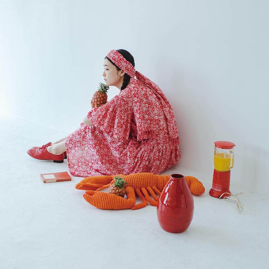 marbleSUD(マーブルシュッド) のインスタグラム：「【盛夏の新作】 「Marigold 〜マリーゴールド〜」今年のトレンドのひとつ「花柄」。オリエンタルな印象と、大人の女性にもさらっとお楽しみいただける落ち着いた雰囲気が◎ ・ インドでは縁起が良く、お祈りに欠かせない花として愛されるマリーゴールド。お花の中でキラッとアクセントになってるのは、同じく幸運をもたらすモチーフのウサギと蝶々です。 ・ さらっと肌触りのいいインド綿は、夏のマストアイテム！一度着たら手放せなくなる着心地です。ぜひ、お試しくださいね。 ・ #marblesud #マーブルシュッド #インド綿 #ファッション #コーデ #コーディネート #セットアップ #大人カジュアル #うさぎ #新作」
