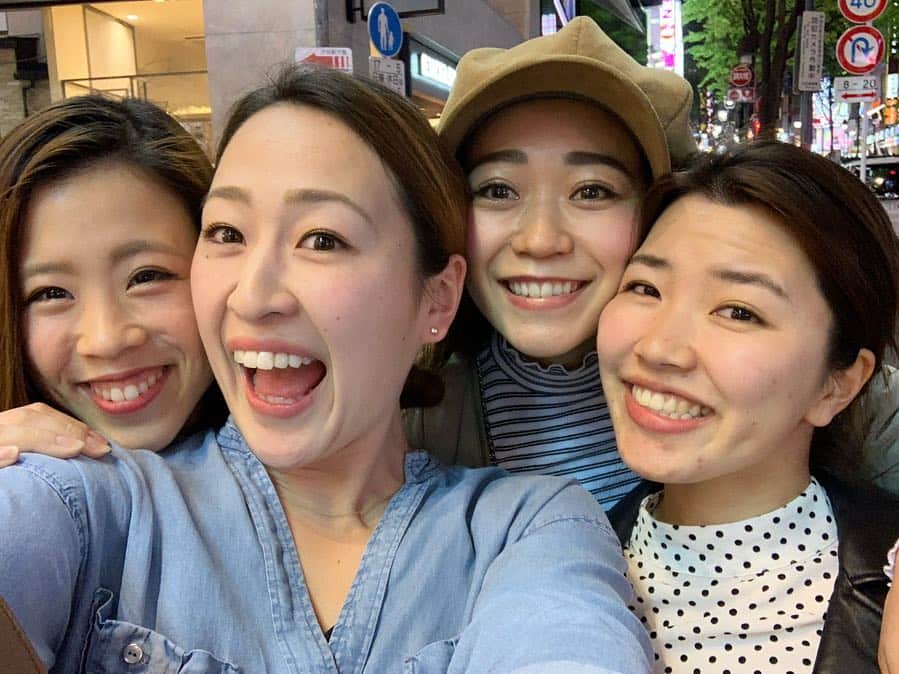 菊池沙都のインスタグラム：「楽しい楽しい夜でした🍻 #麗郷#食べる#飲む#ぺちゃくちゃ #仲良し#仲間#友達#チームメイト#アイスホッケー 顔パンパンだけど楽しいからokay🙆‍♀️💕 アプリ使うとなんだかすごいけど、 指はまったく細くならない。」