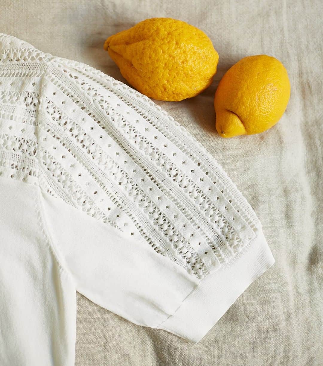 クーカイのインスタグラム：「Les beaux jours sont là, nos essentiels aussi !  Notre top Karen ajouré sera votre allié de jour comme de nuit… . . . #kookaiette #fashion #outfit #lifestyle #détails」