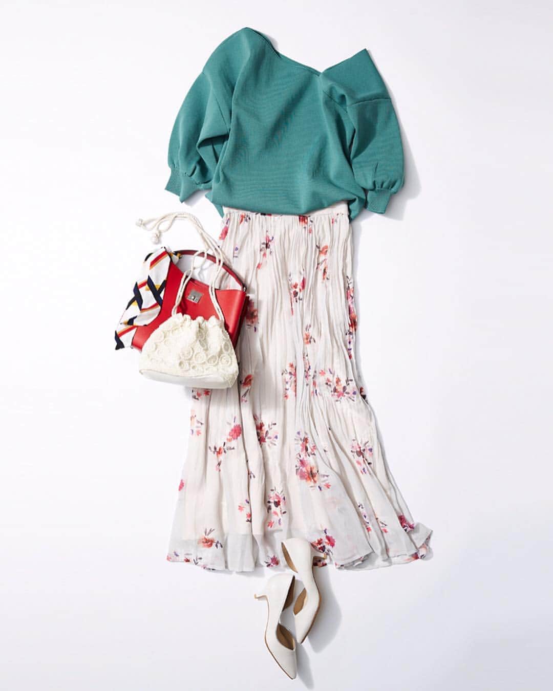 ルミネ公式のインスタグラム：「揺れスカートと手作りバッグでヘルシーコーデ #プルオーバー ¥4,900+TAX #murua #スカート ¥12,000+TAX #mercuryduo #巾着バッグ ¥6,000+TAX #kbf #ショルダーバッグ ¥5,900+TAX #letalon #パンプス ¥8,800+TAX #letalon ・ #lumine #ルミネ #ルミネエスト新宿 http://magazine.lumine.ne.jp/?p=81558 ※商品の価格や取り扱い状況は撮影時点のもので、変更になることがあります。」