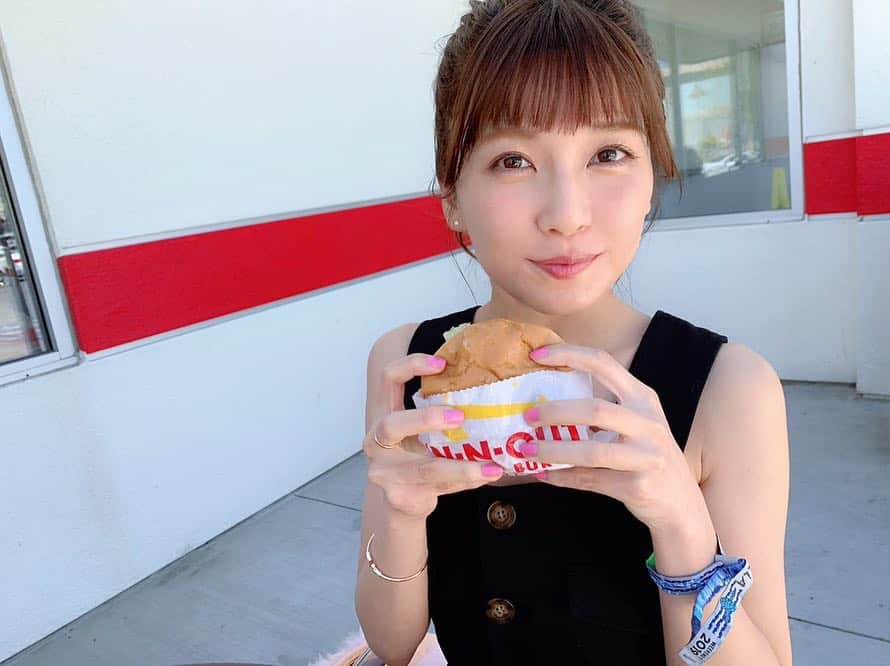 宇野実彩子さんのインスタグラム写真 - (宇野実彩子Instagram)「. カリフォルニアに来たら絶対食べたい #innoutburger 🍔🍟 ポテトはよく焼きでカリカリに、 チーズ＆オニオンをトッピングする裏メニュー アニマルスタイルをオーダー🍟✨ とてもフレッシュで美味しくて大満足😋 #うの旅」4月19日 18時00分 - misako_uno_aaa