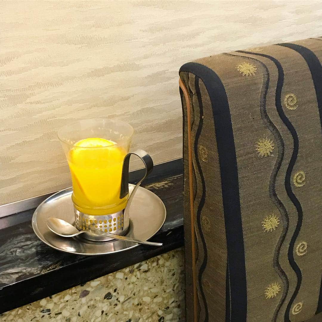 平野紗季子さんのインスタグラム写真 - (平野紗季子Instagram)「天国にこの喫茶店あったらいいな… ずっとホットオレンジ飲んで過ごす🍊」4月19日 18時00分 - sakikohirano