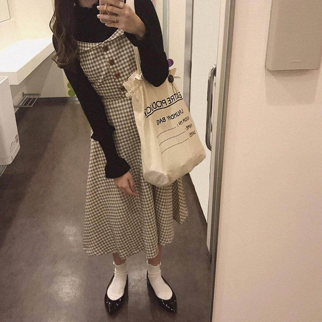 RiLiさんのインスタグラム写真 - (RiLiInstagram)「今すぐgetしたい💕【THEATRE PRODUCTSのバッグ】💼 ..... 【THEATRE PRODUCTS（シアタープロダクツ）のバッグ】を愛用しているおしゃれさんたちが急増しているみたいなのっ👜💕トートからキルティング素材のものまで、いろいろな種類のバッグがあるよっ🐻 その中でもやっぱり人気が高いのはトートバッグ👀シアターのロゴがおしゃれなデザインは、持っているだけでコーデのアクセントになるよねっ💛使いやすいからいろんなコーデに合わせたくなっちゃう👗❤︎ 人気のものは発売されてからすぐに完売しちゃうことも多いみたいだから、ほしいのを見つけたら今すぐgetするべし🤔❣ ❣ ❣ ❣ ❣ ❣ サイトやSNSで掲載させていただくお写真募集中😘📸 かわいいコーデやアイテム、注目スポットなどが撮れたら、ハッシュタグ→#rili_tokyo  を付けて投稿❗ ． Special Thanks💋 Photo by @nao_pageboy @aichii_i @aichii_i @_____sarang @chihiro3224 @yayum2929 @fin_moo ． #春 #春コーデ #THEATREPRODUCTS #シアタープロダクツ #トートバッグ #バッグ #ショルダーバッグ #キルティング #ワントーンコーデ #シンプルコーデ  #カジュアルコーデ #ガーリーコーデ #置き画 #置き画くら部 #今日のコーデ #コーデ #コーディネート #RiLi  #おしゃれさんと繋がりたい #お洒落さんと繋がりたい #ファッション #패션스타그램 #ootd #outfit」4月19日 18時02分 - rili.tokyo