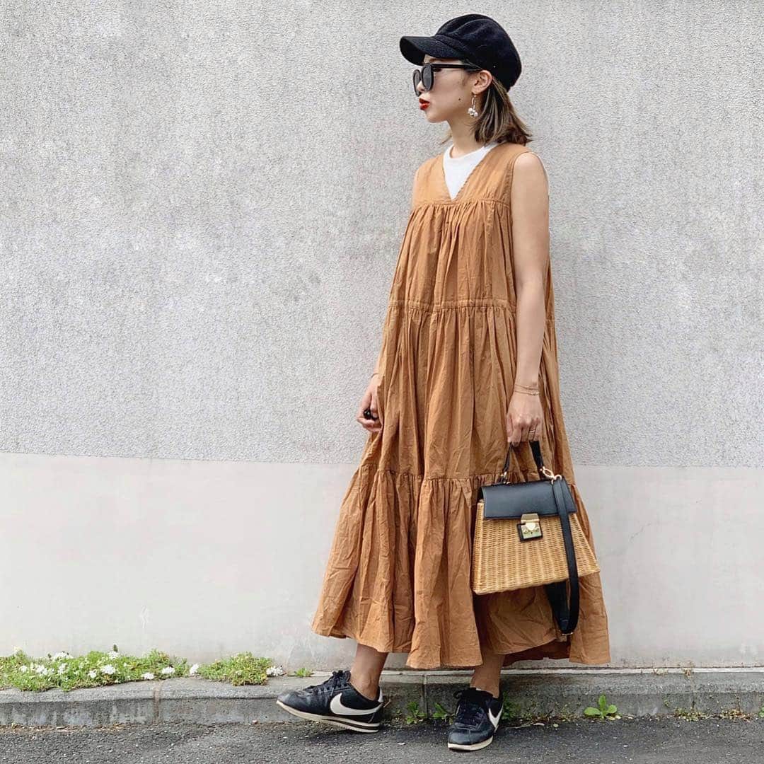 titivateさんのインスタグラム写真 - (titivateInstagram)「. 【 style share 】 ティアードノースリーブリラックスワンピース 品番:ASXP1869 ¥4,590+tax . @poconyan.co 様、素敵なコーディネートありがとうございます✨ ボリューム感たっぷりのデザインが大人可愛いワンピース🧡 ロング丈でも重たくならず、フレアに広がる裾が女性らしさを演出してくれる一枚✨ 4/26(金)10:59まで、クーポンでお得にお買い求め頂けます👌🏻💕 . STYLE SHARE 募集中！ titivateのアイテムを取り入れてコーデを投稿しよう！ ハッシュタグは『#titivatestyle』 . 素敵な着こなしで、もしかしたらtitivateのアカウントで紹介されちゃうかも⁈ 「リアル」で「身近」なオシャレコーデを楽しみにしています♪ . #titivate #ティティベイト #ファッション #ワンピース #2way #ティアード . . #Repost @poconyan.co ・・・ . 可愛いティアードワンピ♥  甘めデザインなので 渋めカラーをチョイス☝🏻️ ギャザーを寄せれば シルエットも変わる 優秀ワンピです😊  @titivatejp  #ティアードノースリーブリラックスワンピース  #ワンピース #春コーデ #ティティベイト #titivate #titivatestyle」4月19日 18時10分 - titivatejp