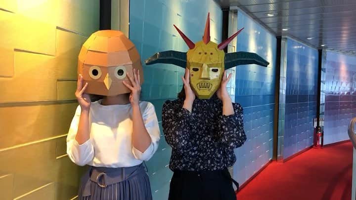 中村秀香のインスタグラム：「#映画キングダム 大ヒット公開中✨ 今 リポビタンD を買うと、キングダムクラフトパック がついてくるそうで… それを組み立てた物を身につけてみました🌟笑 #ギューン メンバーと！ Amazonにて発売中だそうです！(^^)」