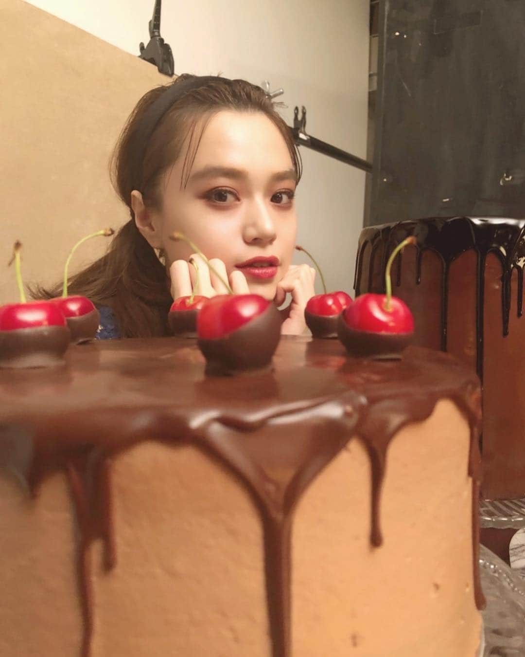 野崎智子さんのインスタグラム写真 - (野崎智子Instagram)「Today's work🍒 たくさんのケーキやチョコに 囲まれての撮影幸せだった〜🥺🍫 終わってからみんなで美味しくいただきました🍒 みんないつもたくさんのコメントありがとう🥺 ちゃーんと全部読ませていただいています🙇‍♀️ #shoot #yummy #chocolate」4月19日 18時11分 - tomoconozaki