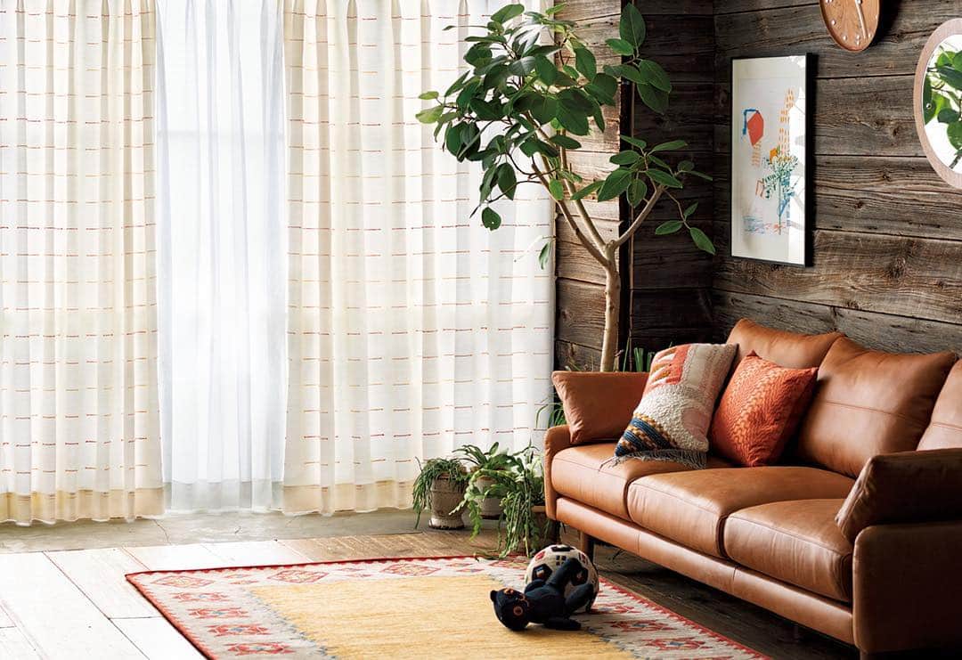 unicoさんのインスタグラム写真 - (unicoInstagram)「「お部屋の景色を春らしく。」 鮮やかな糸をカットジャガードで織り込み、グラデーションと立体感のある表情を楽しめるカーテン。カラフルな色味ですが主張しすぎず、お部屋に自然と馴染んでくれます。 【カーテン/unico】 FILGO(フィルゴ) オレンジ ￥6,000+税～ 【家具/unico】 VINT(ヴィント) レザーソファ 3シーター ブラウン ￥225,000+税 【ラグ/unico】 TRADIS(トラディス) ゴブランラグ ベージュ ￥10,000+税～ ---- ◆詳細はプロフィールのリンクからどうぞ @unico_fan ----- #ウニコ #unico #ウニコルーム #unicoloom #unicoオンラインショップ #FILGO #フィルゴ #カーテン #curtain #窓 #窓辺 #暮らしを整える #日々の暮らし #休日 #新生活 #引越し #模様替え #ライフスタイル #インテリア #家具 #マイホーム #マンション #リノベーション #家づくり #部屋づくり #リビング #ダイニング #心地よい暮らし」4月19日 18時06分 - unico_fan