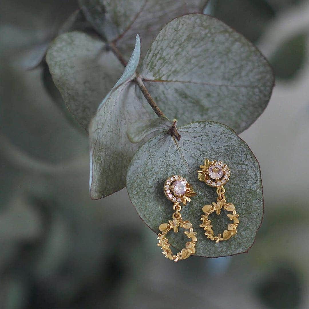 アレックスモンローさんのインスタグラム写真 - (アレックスモンローInstagram)「Spring Halo, 18ct gold loop drops decorated with petite violet flowers underneath a circle of diamonds and morganite centre✨🌸 handmade by Alex Monroe ✍🏻 Part of our fine jewellery archive #sale  Link in bio 🔗  Image credit @shotbymandy 📸  #alexmonroe #finejewellery #finejewelry #jewellerysale #easter」4月19日 18時06分 - alexmonroejewellery