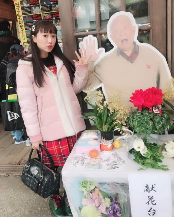 宮内桃子さんのインスタグラム写真 - (宮内桃子Instagram)「冬の写真だけど🤳 水木しげる先生の献花台へ行ってきた時のお写真。  子供からお年寄りと幅広い年代から😊💐 愛されています。  水木しげる先生の表情がお茶目で👋💓 とっっても可愛い人なのです。  #水木しげる先生 #水木しげる #shigerumizuki #鬼太郎 #ゲゲゲの鬼太郎 #冬コーデ #fashion #milk #pinkhouse #ミルク #ピンクハウスコーデ #ピンクハウス #ドクターマーチン #drmartens #mcm #献花台 #💐」4月19日 18時08分 - bakemonomomo