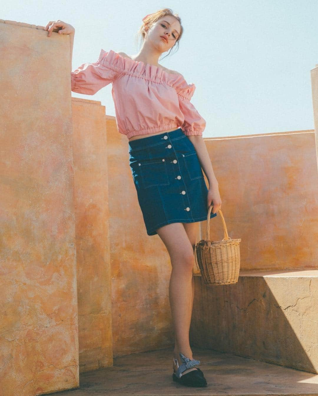 HONEY MI HONEY OFFICIALさんのインスタグラム写真 - (HONEY MI HONEY OFFICIALInstagram)「NEW IN！  tacfrill offshoulder blouse ¥15,800  去年大人気だったオフショルダーブラウスがリバイバル 胸元にボリューミーなフリルは上半身を華奢に見せてくれます 短めの丈感はパンツにもスカートにも合わせやすくて◎  @honeymihoney_style  #HONEYMIHONEY」4月19日 18時08分 - honeymihoney_official