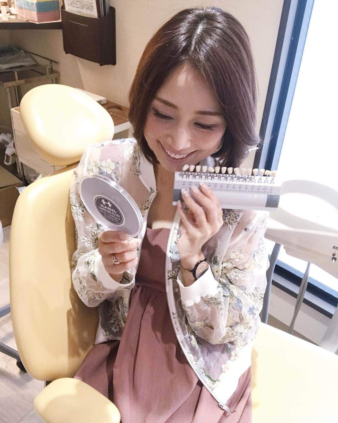 宮田綾子さんのインスタグラム写真 - (宮田綾子Instagram)「ハイヒールLOVERS Ayako⁑  お誕生日前に歯のホワイトニングに行ってきました✨  会う方からよく歯が綺麗と褒められるのもグラーツさんでお手入れしているおかげ♪  コーヒーが大好きすぎて着色しやすいんだけど、都内でも数件しかないアルティメットホワイト二ングで一気にトップシェードの白さに！ 他で数回やるより、アルティメットホワイト二ングなら1回で数段階も白くなるから本当にオススメ 痛みもなく、施術中はウトウトしてしまうけど時間も早くてあっという間、笑  歯の事なら西荻窪駅前のグラーツデンタルケアの優子先生に相談してみてね🦄 @yuko_graz  #ハイヒールLOVERS #宮田綾子 #グラーツデンタルケア #ホワイト二ング #オフィスホワイトニング #アルティメットホワイトニング #白い歯 #スマイルライン #西荻窪 #西荻窪歯科 #矯正女子 #インビザライン #invisalign #whiteningteeth」4月19日 18時09分 - ayako__miyata