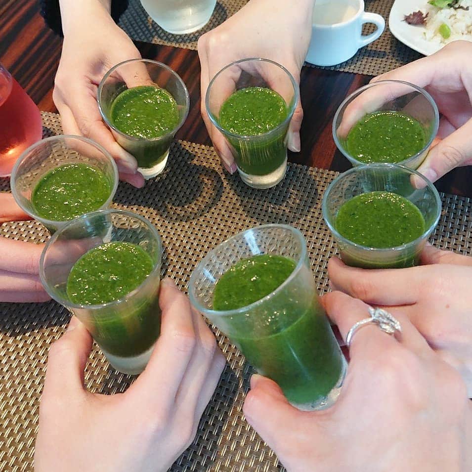 CHIKAさんのインスタグラム写真 - (CHIKAInstagram)「LAURA全員でランチ会♡ . みんな健康志向😂スムージーで乾杯💗 . #GINZA #三井ガーデンホテル銀座プレミア #SKY #景色最高 #コスパ最高 ✌💕 #美味しい #ブッフェ #楽しい #グリーンスムージー #乾杯 ♡」4月19日 18時09分 - chika72714