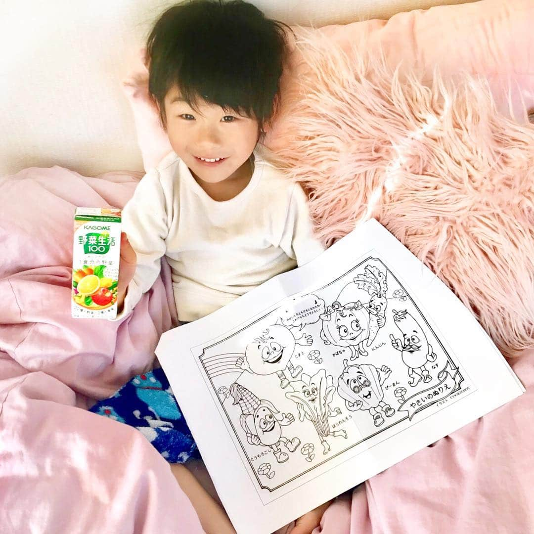 中道あすかさんのインスタグラム写真 - (中道あすかInstagram)「以前もpostしましたが、 ただいま、子供の#野菜嫌い を克服すべく、 カゴメ様の#ベジトレアンバサダー として チャレンジ中です‼️☺️ . .  無理矢理食べさせるのは、 「根本の解決にはならない」ということを 前回のイベントで教えていただき、 ものすごく納得したので、 . .  まず私がはじめた事は、 1️⃣ほぺたろうと野菜を育てる‼️ #ベランダ菜園 2️⃣#野菜生活100 を飲む‼️ 3️⃣「ぬりえチャレンジ」をはじめる‼️ . . ・・・と、子供自身が楽しみながら 野菜を克服できるプログラムを立てました☺️🌟 . . .  3️⃣の「ぬりえチャレンジ」は、 食べられた野菜だけ色を塗れるというモノ☺️❤️ . .  これが予想外にめちゃくちゃ効果的で、 塗り絵をしたいがために、 がんばって野菜にチャレンジするようになったのには ほんとにビックリ・・・😱❤️ . . . 「え、こんな単純なことで！？！？」と 正直私は驚いています🤣（笑） . . 今まで「あーでもない、こーでもない」と、 頑張っていた私はなんだったんでしょう。。 . .  でもやっぱり、ぬりえを使っても、 トマトには全く手を出してくれませんし💦、 塗り終わった野菜は「もう食べない〜😬‼️」と 言われてしまうので、まだまだ工夫が必要そうです。。😂 . . .  ただ、「食べられた！」という自信は 少しずつついてきたかな・・・？☺️ . . .  このまま、引き続き、ベジトレ頑張ります‼️ . . . .  #カゴメ#ベジトレ部　#子育て#親バカ#親バカ部#ママ#ママ友#読者モデル#インスタグラマー #出産#妊娠#妊婦#マタテニィ#マタママ #５歳#お弁当#子育て悩み#幼稚園弁当#ママリ#ママノコ#mamagirl#ベルカシャ」4月19日 18時12分 - asuroom