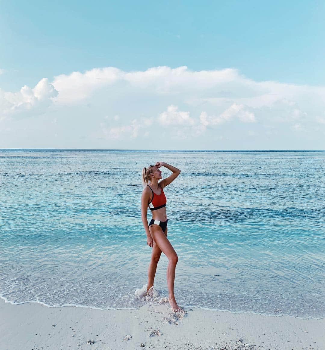 Zanna Van Dijkさんのインスタグラム写真 - (Zanna Van DijkInstagram)「Chasing the sun & lapping up every ray with gratitude ☀️🌊 Wearing the @staywildswim aurora bikini which is available now 🥳 @thewestinmaldives [press trip] #westinmaldives #themaldives #staywildswim #ecoswimwear #ethicalfashion #slowfashion #sustainablefashion #sustainableswimwear」4月19日 18時13分 - zannavandijk