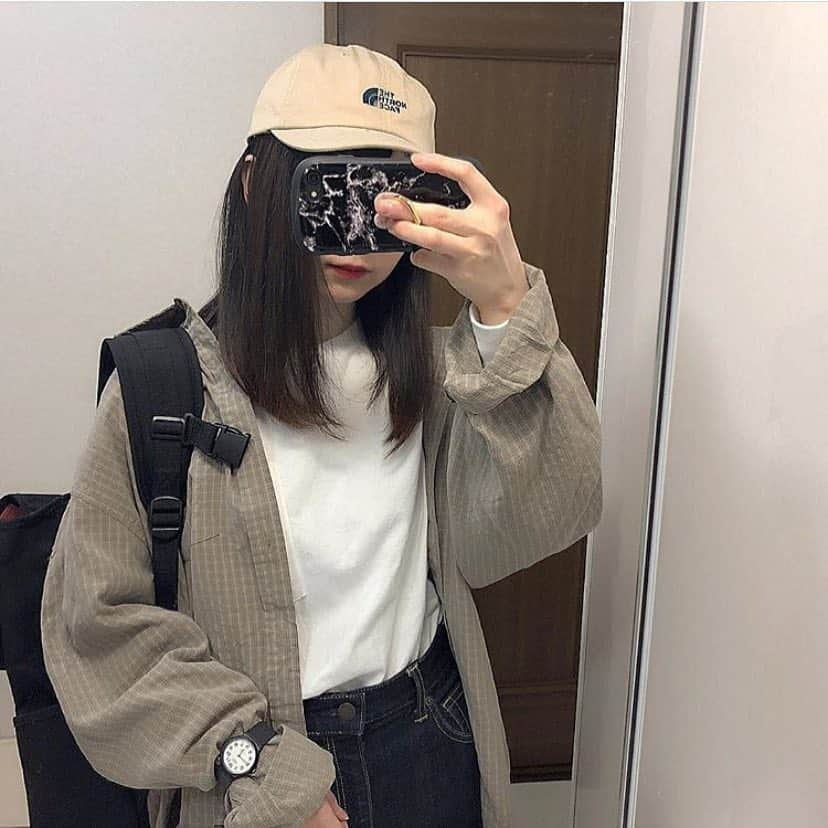 古着女子さんのインスタグラム写真 - (古着女子Instagram)「《👔シンプルコーデ👔》大きめのシャツを羽織として着こなしたコーデ💓暑くなってきたこと時期に夜の気温が下がる時間帯でも大丈夫なようにシャツを1枚持っておくと便利です！ * Check this→@9090s_ 👖👟 @o0_hitokuchi_ 🐻🌻 * for boys👉古着男子(@furudann ) * このコーデが参考になったらいいね👍かコメントください☺️ * 古着を素敵に着こなしてる女性の方をRepostでご紹介させていただきます🐒写真は全てご本人様に【掲載許諾】をとっております💓 * @ro35ab さんありがとうございました😊 * #フルジョ#古着#古着女子#今日のコーデ#お洒落さんと繋がりたい#コーデ#古着コーデ#きょコ#ファッションコーデ#古着男子#着回しコーデ#服好きな人と繋がりたい#春コーデ#ゆるコーデ#ガーリーコーデ#ガーリー#レディース古着#スニーカー女子#着画#古着mix#古着好き#韓国コーデ#メンズライク#古着ファッション #シャツコーデ #白t #デニムコーデ #キャップ女子 #カジュアルコーデ」4月19日 18時14分 - furuzyo