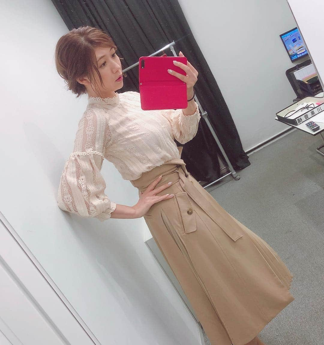 穂川果音さんのインスタグラム写真 - (穂川果音Instagram)「気まぐれで、気温別私服を載せていこうかなと思ってます♡  日差しが出て汗ばむくらいの暖かさの日は、通気性バッチリすぎるレース柄トップスでコーディネートする日が多いです^_^♪ ちなみに、昨日の日中の気温は23度でした^_^  夜は絶対ひんやりするので、デニムジャケットなど必須ですが、、 tops→ @17kg_official  #今日の私服 #fashion #instafashion #cordinate #ootd #ootdfashion #春服 #春コーデ #レーストップス #spring #hairstyle  #pr #ほかのん #穂川果音 #お天気キャスター #お天気お姉さん #気象予報士 #weatherforecast #23度の日コーデ #23度」4月19日 18時15分 - hokawakanonn