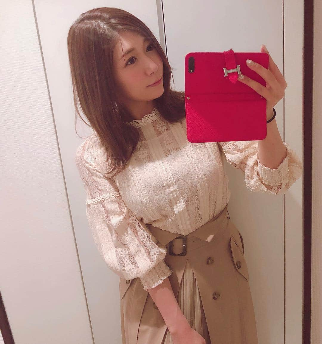 穂川果音さんのインスタグラム写真 - (穂川果音Instagram)「気まぐれで、気温別私服を載せていこうかなと思ってます♡  日差しが出て汗ばむくらいの暖かさの日は、通気性バッチリすぎるレース柄トップスでコーディネートする日が多いです^_^♪ ちなみに、昨日の日中の気温は23度でした^_^  夜は絶対ひんやりするので、デニムジャケットなど必須ですが、、 tops→ @17kg_official  #今日の私服 #fashion #instafashion #cordinate #ootd #ootdfashion #春服 #春コーデ #レーストップス #spring #hairstyle  #pr #ほかのん #穂川果音 #お天気キャスター #お天気お姉さん #気象予報士 #weatherforecast #23度の日コーデ #23度」4月19日 18時15分 - hokawakanonn