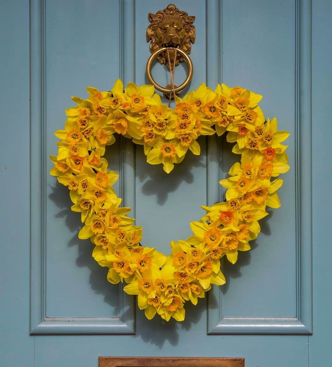 ローラアシュレイのインスタグラム：「Hello, it’s Laura-Ann from @all.thats.pretty 💁 and I’m so excited to be taking over the Laura Ashley page this Easter weekend! 🐣❤️ This wreath was super easy to make, just a heart-shaped oasis, and popped some fresh daffodils in & Ta-Da!! Should last about a week! Plenty more Easter decor to come.. see you later! 💁🐣」