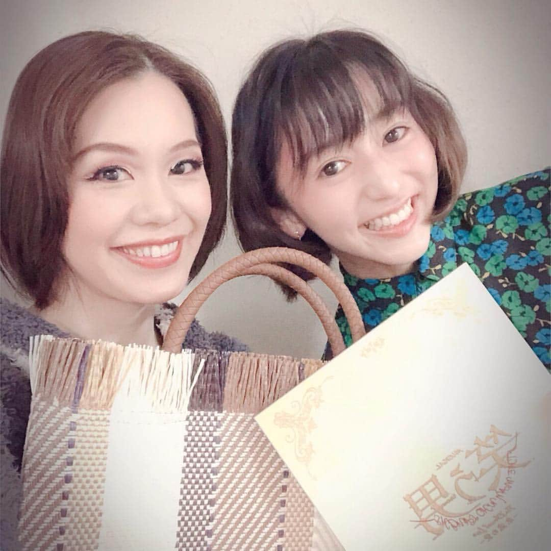 宇月颯さんのインスタグラム写真 - (宇月颯Instagram)「.﻿ .﻿ またまたお客様が✨﻿ ﻿ これまた、ゆかりのある仲間たちが来てくれました！！﻿ ゆうき💖わかば💖﻿ 二人ともお誕生日プレゼントもくれて、覚えててくれて嬉しかったです！！﻿ ゆうきは最近珍しく会えてないので、近々会おうと約束しました(笑)﻿ わかばはわざわざ誕生日に合わせて観劇に来てくれたんです！！嬉しいですね💕(笑)﻿ ﻿ そして、実はよくお話するくみちゃん✨﻿ くみちゃんとお話するようになったのは、ちゃぴ繋がりでした〜(笑)﻿ ちゃぴは元気です！！と報告してくれる彼女はとても明るくてパワーをもらいました(笑)✨﻿ ﻿ 最後はみーちゃん！！﻿ 90期で同期で月組で一緒に過ごした仲間です☽︎‪︎.*·̩͙‬﻿ 彼女が観劇しているのを知らなかったのでびっくり！！﻿ 前回の投稿でなかなか気づかれないと言いましたが…さすが、同期✨﻿ すぐ分かったと言ってくれました(笑)﻿ ﻿ こうして、見守ってくれる仲間がいる事は有難いです(ˊo̴̶̷̤ ̫ o̴̶̷̤ˋ)♡﻿ 本日もありがとうございました！！﻿ ﻿ #笑う男#日生劇場﻿ #煌月爽矢#中原由貴#ゆうき﻿ #早乙女わかば #わかば﻿ #実咲凜音 ちゃん#くみちゃん﻿ ﻿ #瑞羽奏都#みーちゃん#90期#同期﻿ #宇月颯#とし」4月19日 18時17分 - hayate_uzuki_official