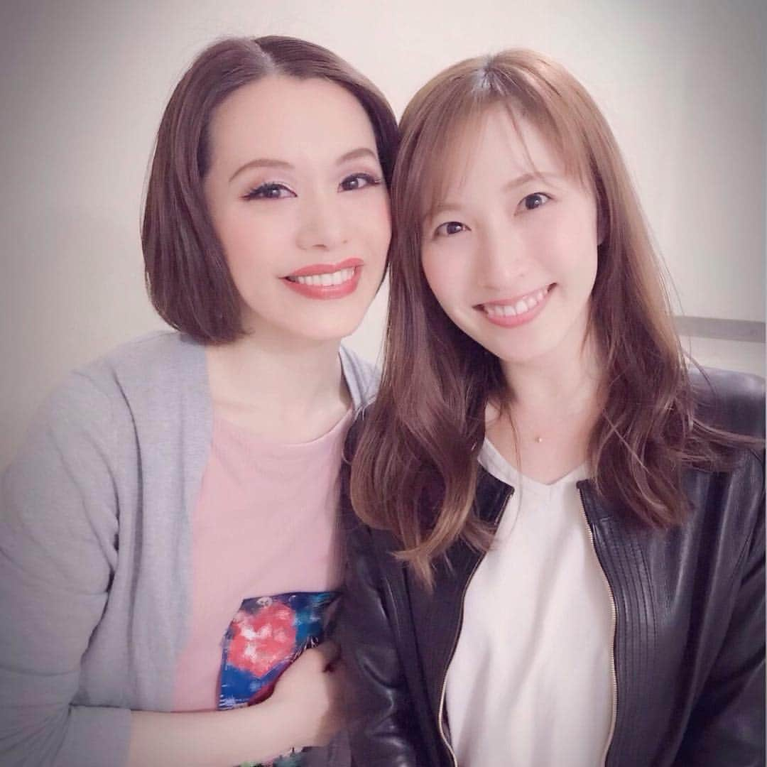 宇月颯さんのインスタグラム写真 - (宇月颯Instagram)「.﻿ .﻿ またまたお客様が✨﻿ ﻿ これまた、ゆかりのある仲間たちが来てくれました！！﻿ ゆうき💖わかば💖﻿ 二人ともお誕生日プレゼントもくれて、覚えててくれて嬉しかったです！！﻿ ゆうきは最近珍しく会えてないので、近々会おうと約束しました(笑)﻿ わかばはわざわざ誕生日に合わせて観劇に来てくれたんです！！嬉しいですね💕(笑)﻿ ﻿ そして、実はよくお話するくみちゃん✨﻿ くみちゃんとお話するようになったのは、ちゃぴ繋がりでした〜(笑)﻿ ちゃぴは元気です！！と報告してくれる彼女はとても明るくてパワーをもらいました(笑)✨﻿ ﻿ 最後はみーちゃん！！﻿ 90期で同期で月組で一緒に過ごした仲間です☽︎‪︎.*·̩͙‬﻿ 彼女が観劇しているのを知らなかったのでびっくり！！﻿ 前回の投稿でなかなか気づかれないと言いましたが…さすが、同期✨﻿ すぐ分かったと言ってくれました(笑)﻿ ﻿ こうして、見守ってくれる仲間がいる事は有難いです(ˊo̴̶̷̤ ̫ o̴̶̷̤ˋ)♡﻿ 本日もありがとうございました！！﻿ ﻿ #笑う男#日生劇場﻿ #煌月爽矢#中原由貴#ゆうき﻿ #早乙女わかば #わかば﻿ #実咲凜音 ちゃん#くみちゃん﻿ ﻿ #瑞羽奏都#みーちゃん#90期#同期﻿ #宇月颯#とし」4月19日 18時17分 - hayate_uzuki_official