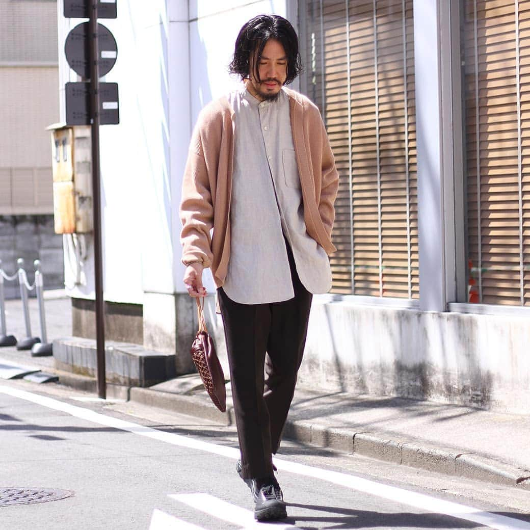 ARKnetsさんのインスタグラム写真 - (ARKnetsInstagram)「. ＼ AURALEE｜SUPER HARD TWIST RIB KNIT CARDIGAN ／ . 《 AURALEE(オーラリー)定番のクルーネックカーディガン 》 . 迫力のある編み地と肩の接ぎ目やネック周りの減らし目、ボタンのないすっきりとした仕様が特徴の着心地の良いクルーネックカーディガンです。春先の羽織として、コーディネートのアクセントにも最適です。 . ■ITEM／AURALEE Name：SUPER HARD TWIST RIB KNIT CARDIGAN Price：38,880円 （税込） No：A9SC01TR . . 【 ARKnets Search／取り扱い店舗 】 FOLLOW US!! ／ @cornersark . ■商品や通信販売に関しまして、 ご不明な点がございましたらお気軽にお問い合わせください。 . ----------------------------------- 【お問い合わせ】 ARKnetsコールセンター TEL：028-634-1212 ( 営業時間 12:00～19:00 ) ※店舗へ繋がりにくい場合には、こちらまでお問合せ下さい。 ------------------------------------- #arknets #cornersark #栃木 #宇都宮 #styling #スタイリング #スタイル #fashion #ファッション #メンズファッション #カーディガン #春コーデ #auralee #オーラリー」4月19日 18時18分 - arknets_official