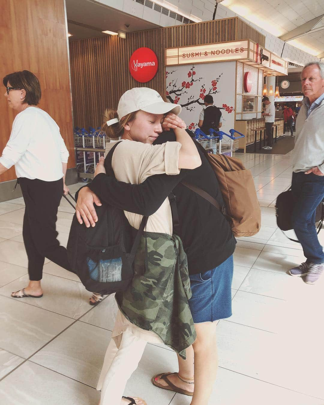 階上実穂さんのインスタグラム写真 - (階上実穂Instagram)「Goodbye New Zealand👋  いとこと涙の別れ。寂しくて寂しくてもっと一緒に遊びたかった😢💓💓 また来年も会いに行くから待っててね♩¨̮⑅* #nz🇳🇿 #goodbye #newzealand #birthdaytrip #涙の別れ #二人で号泣 #別れの日 #大好きないとこ #また来年 #すっぴんでごめんなさい」4月19日 18時28分 - miho_ishigami