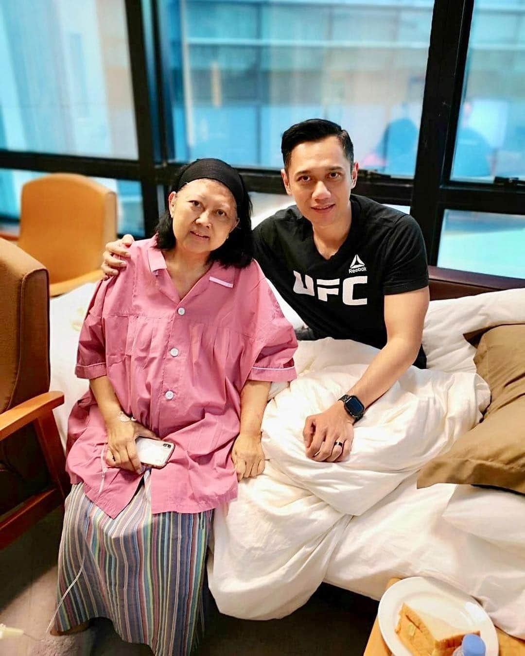 アニ・ユドヨノのインスタグラム：「Giliran Agus yang jaga setelah tenaganya terkuras 3 minggu terakhir. 💙🙏🏻」