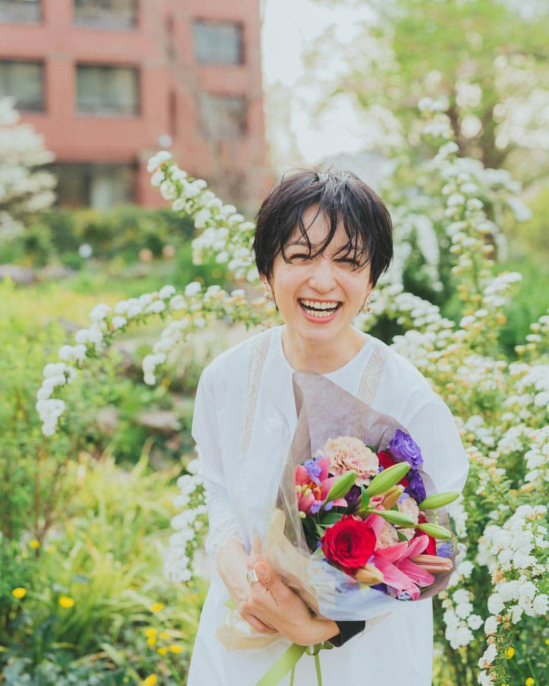 高山都さんのインスタグラム写真 - (高山都Instagram)「ロケしてたら、通りがかりのおじさんに、大きなな花束を貰った。 これ、使いなよ！って。 そんなことあるー？って、みんなでビックリ😳 一瞬、ここはパリかと錯覚したよね。 そして、今日もとっても楽しくて気持ちのいい現場でした。 photo @nobukikawaharazaki  hairmake @tokachaan  styling @motokokawano」4月19日 18時22分 - miyare38