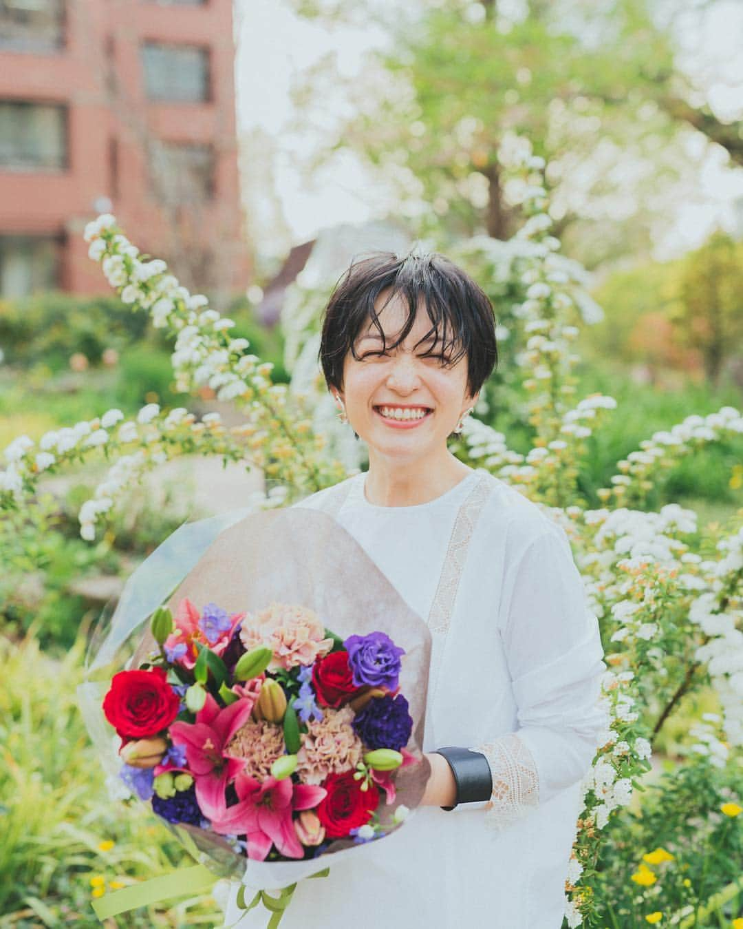 高山都さんのインスタグラム写真 - (高山都Instagram)「ロケしてたら、通りがかりのおじさんに、大きなな花束を貰った。 これ、使いなよ！って。 そんなことあるー？って、みんなでビックリ😳 一瞬、ここはパリかと錯覚したよね。 そして、今日もとっても楽しくて気持ちのいい現場でした。 photo @nobukikawaharazaki  hairmake @tokachaan  styling @motokokawano」4月19日 18時22分 - miyare38