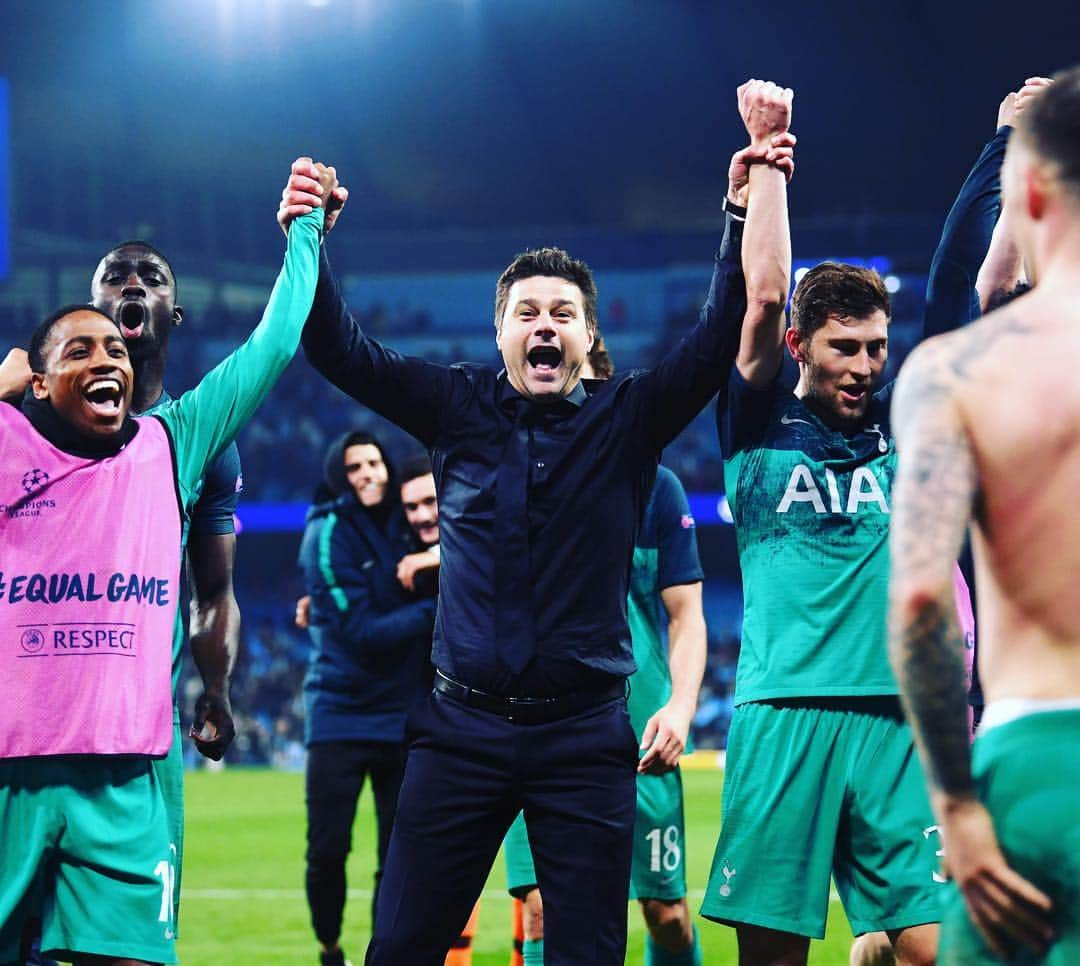 トッテナム・ホットスパーFCさんのインスタグラム写真 - (トッテナム・ホットスパーFCInstagram)「That #FridayFeeling 🙌💙 #COYS #THFC」4月19日 18時24分 - spursofficial