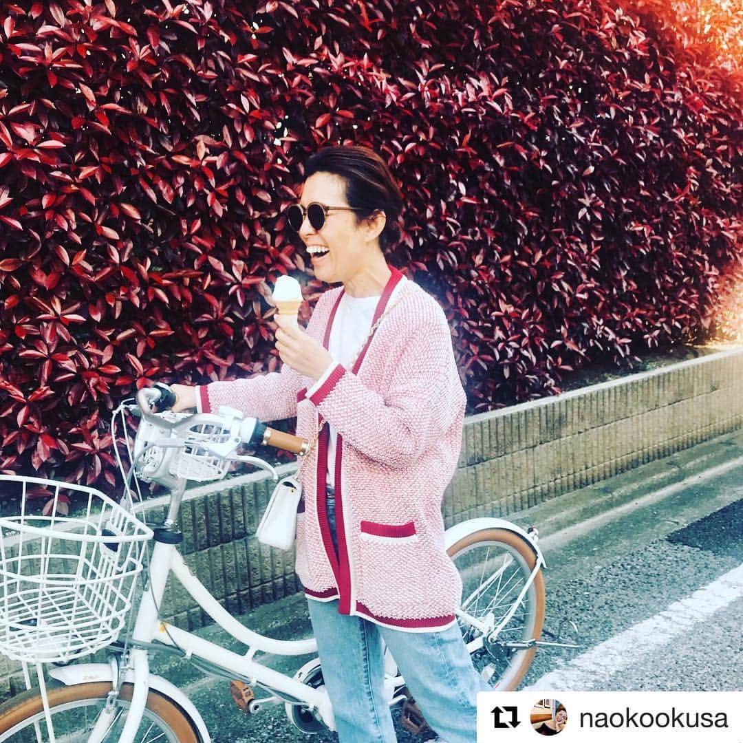 STORY公式さんのインスタグラム写真 - (STORY公式Instagram)「#Repost @naokookusa with @get_repost ・・・ 東京はやっと暖かくなりました♡昨晩は大好きな人たちにエナジーを頂いたから、今朝も早よから活動。お気に入りのブリヂストンイルミオ× @story_love40 の電動自転車で銀行、郵便局へ。普通の自転車ならここまで。ありえないほどスイッスイだから、近所のパン屋のソフトクリームまでゲット♡ありがとう、イルミオ。さて、今日は17時から @seasonstylelab でインスタライブ。たくさんの旅支度をオススメします。明日は14時から鹿児島マルヤガーデンズで、これまた大好きすぎる @stellakaoruko さん @abesawakobeauty さんとトークイベント。日曜日は14時から名古屋ラシックで @vermeilpariena のイベント♡さすがにバタバタや。そんな時こそユーモアを忘れずに。笑うと息をたくさん吸って吐くでしょ、それが必要。 #majestic #milaowen #イルミオ #イルミオライフ #ブリヂストンサイクル #マジックバイク #storymag  #今日も良い日にしましょう」4月19日 18時24分 - story_love40