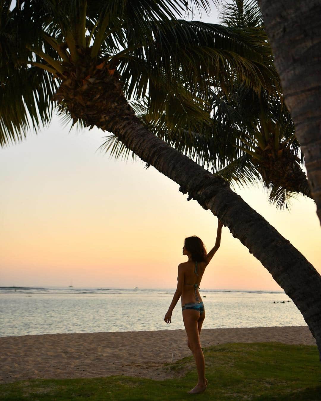 坂元美香さんのインスタグラム写真 - (坂元美香Instagram)「sunsetのシルエット撮影。表情とか見えなくてもシルエットがいろんなものを物語ってしまう感じね😌Happy Friday! . #sunset #silhouette #hawaii #bikini #サンセット #シルエット #ハワイ #夕日 #夕陽」4月19日 18時25分 - mika_saka