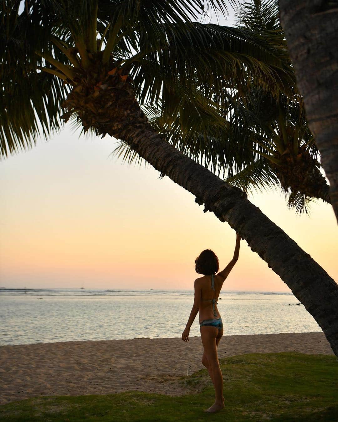 坂元美香さんのインスタグラム写真 - (坂元美香Instagram)「sunsetのシルエット撮影。表情とか見えなくてもシルエットがいろんなものを物語ってしまう感じね😌Happy Friday! . #sunset #silhouette #hawaii #bikini #サンセット #シルエット #ハワイ #夕日 #夕陽」4月19日 18時25分 - mika_saka