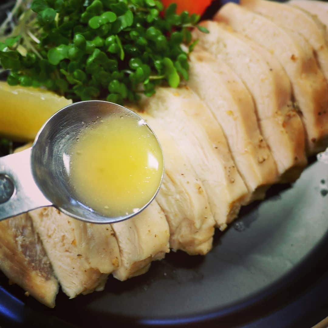 のインスタグラム：「ウイスキーをかけて、レンジで蒸し鶏。もちろん、蒸し汁をかけて食べます。アルコールは飛ぶので、お子様にも。 「塩」と「ウイスキー」で鶏むね肉がウソみたいにやわらかくなった【かめきちパパ】 https://www.hotpepper.jp/mesitsu/entry/kamekichipapa/19-00003  #mesitsu #メシ通 #グルメ #鶏むね肉 #ウイスキー #つまみ #電子レンジ #簡単 #レシピ  #レシピブログ #かめきちパパ #兵庫 #chickenbreast #chicken #Whisky #Whiskey #microwave #easy #delicious #recipe #recipeblog #kamekichipapa #hyogo #japan」