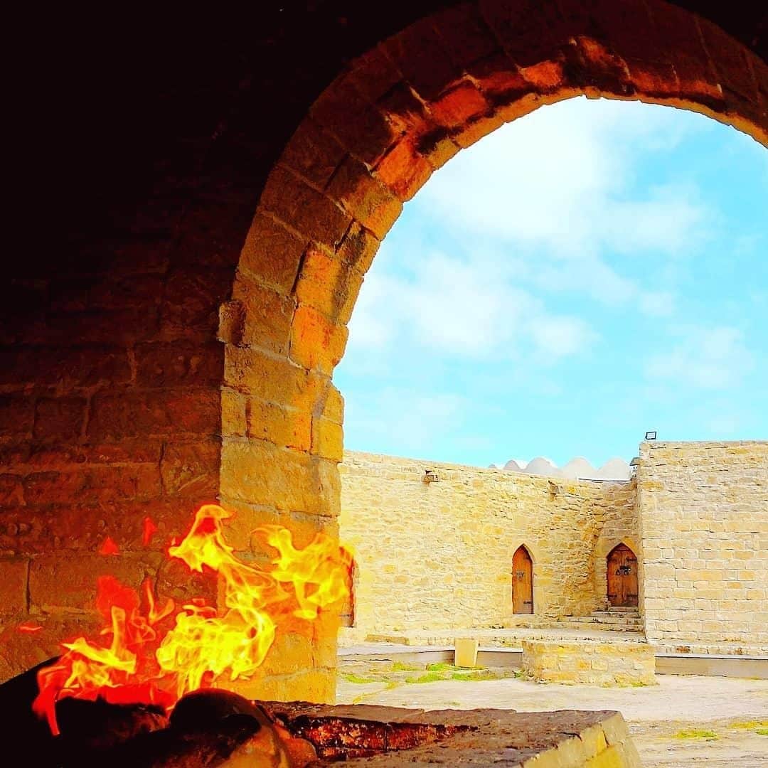 Lonely Planetさんのインスタグラム写真 - (Lonely PlanetInstagram)「This week's #lonelyplanet regram comes from Enrique (@jordandemexico) who took this firey picture at Ateshgah Fire Temple in #Baku, #Azerbaijan. — Every week we regram a shot from our community. Tag yours with #LonelyPlanet for a potential feature!」4月19日 18時30分 - lonelyplanet