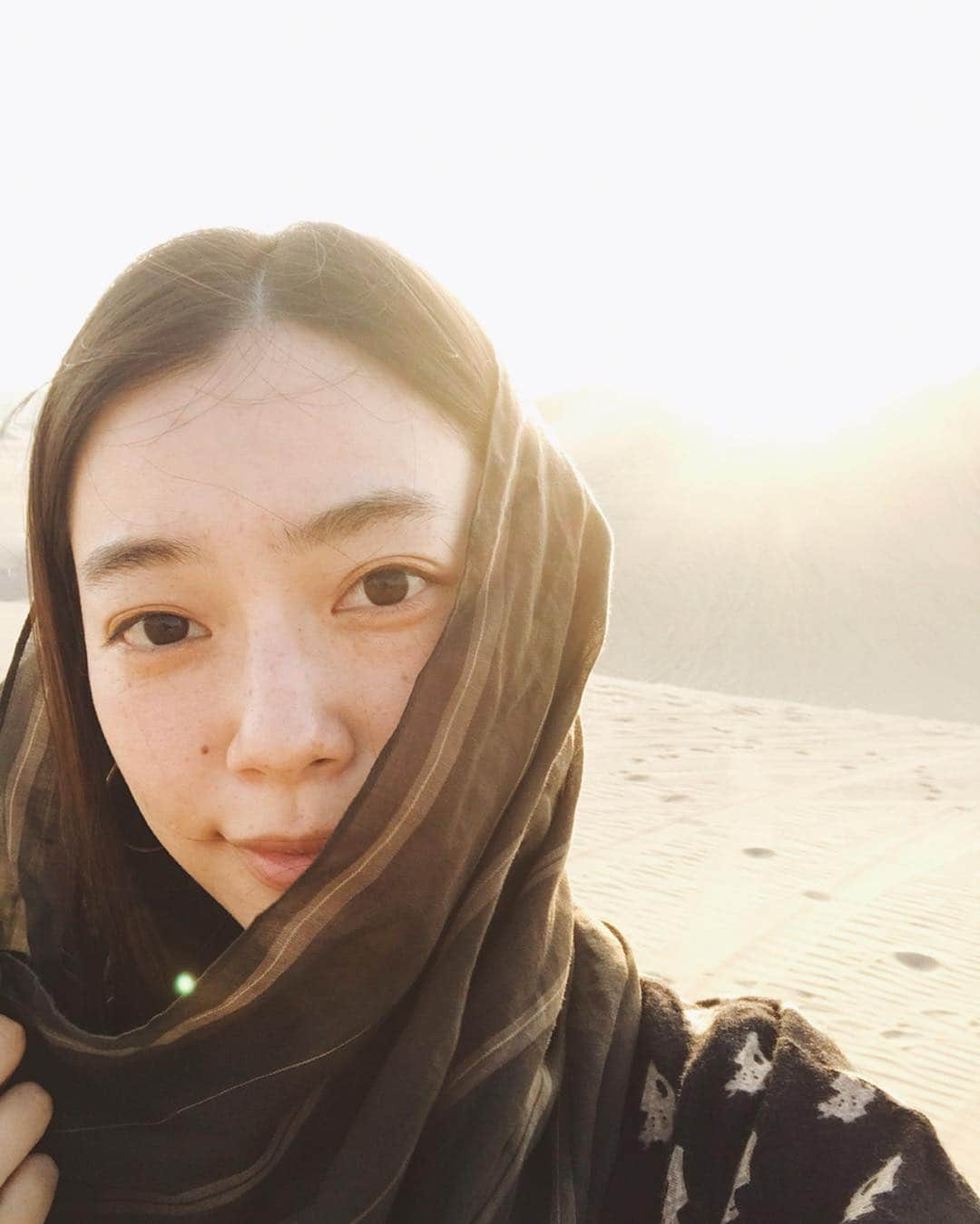 阿久津ゆりえさんのインスタグラム写真 - (阿久津ゆりえInstagram)「人生初の砂漠🏜 砂漠から見えるワカチナ湖は格別で、陽が暮れるにつれてどんどん表情が変わっていくのがすごかった！ 砂漠の中にあるオアシスを求めてきた甲斐がありました❤︎ #VisitPeru #ペルー #peru  #意外性大国ペルー #イカ  #ワカチナ湖 #砂漠の中のオアシス  #リマから車で約5時間 #yurie_travel」4月19日 18時31分 - yurie__a