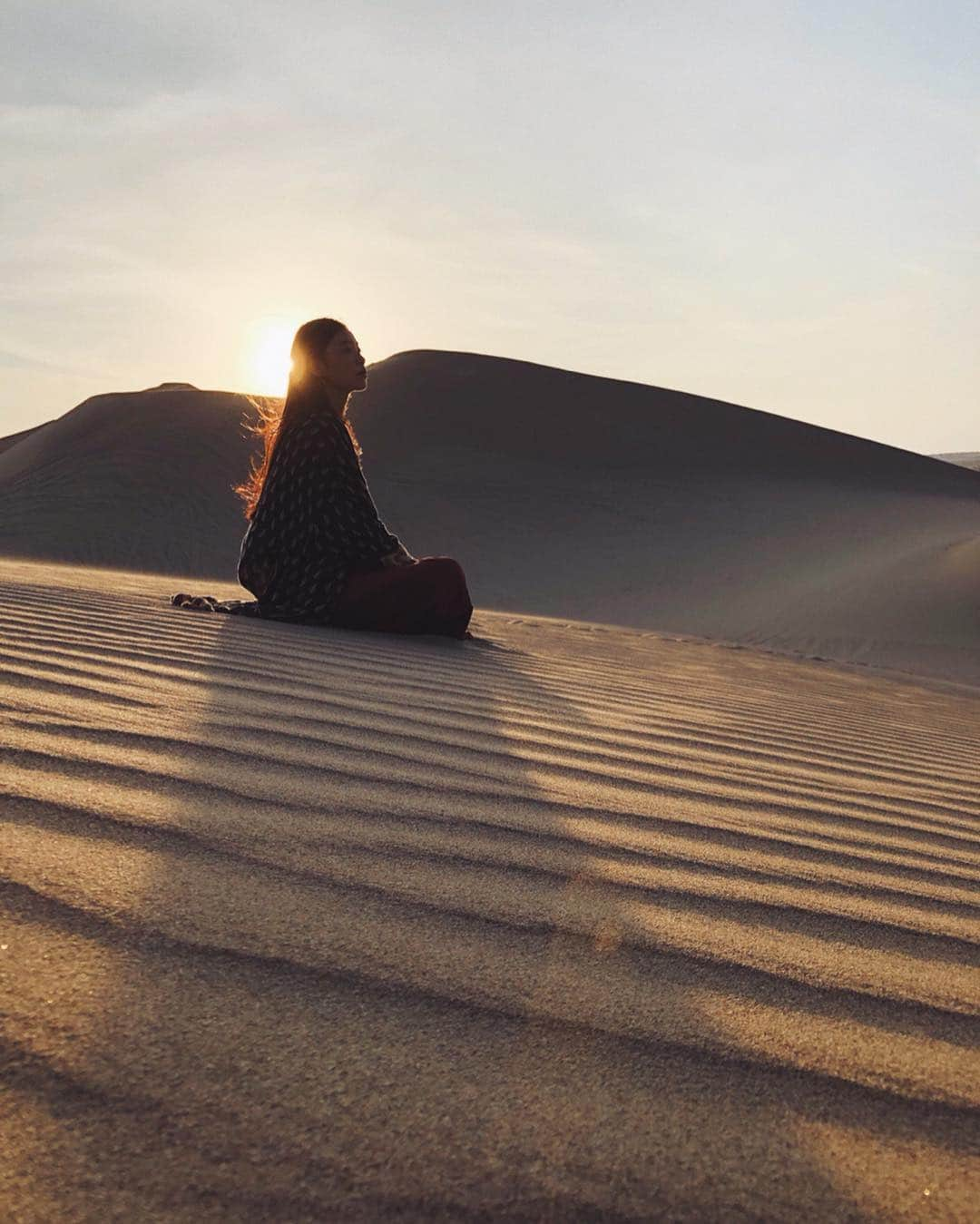 阿久津ゆりえさんのインスタグラム写真 - (阿久津ゆりえInstagram)「人生初の砂漠🏜 砂漠から見えるワカチナ湖は格別で、陽が暮れるにつれてどんどん表情が変わっていくのがすごかった！ 砂漠の中にあるオアシスを求めてきた甲斐がありました❤︎ #VisitPeru #ペルー #peru  #意外性大国ペルー #イカ  #ワカチナ湖 #砂漠の中のオアシス  #リマから車で約5時間 #yurie_travel」4月19日 18時31分 - yurie__a