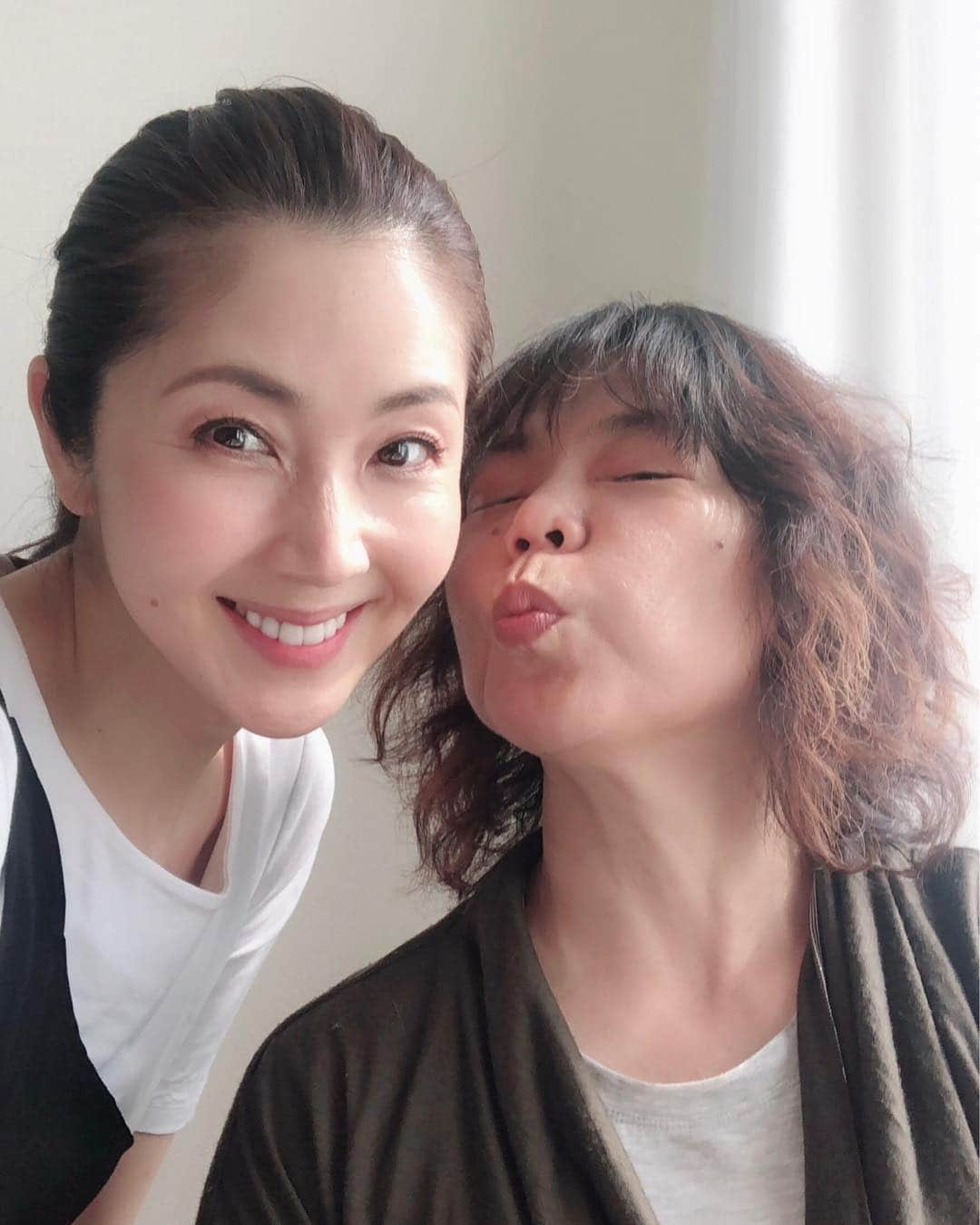 芦田桂子さんのインスタグラム写真 - (芦田桂子Instagram)「大阪時代にお世話になってたスタイリスト @le.page.yumiko  さんご来店〜❣️ ✴︎ Yomogi herb steam×漢方と90分のスペシャルエステを受けてくださいました✨ 元々キレイなお肌ですが施術後は更にモチモチプルップルお肌に✨ 私も嬉しっ❣️いつもありがとうございます☺️ ✴︎ そのままゆっくりしていただいて昨夜作った当帰ポトフを一緒にランチ♬ 日本産無農薬で栽培してる大和当帰農家さんから教えてもらった直伝レシピを再現したポトフ🎃 ゆみこさんも美味しいと喜んでくれてヨカッタ〜 ！ 当帰って熱を加えると更に甘みがでるんですね〜！ 出汁を取った後も美味しいの♡ ✴︎ 生薬の当帰は良い血を作り巡り良くするので肩こりや腰痛、婦人科系の漢方で有名ですが、実は美白の化粧品にも使われることが多くシミやくすみ肌にも有効なんですよ✨ カラダに嬉しい当帰ポトフ、完全にハマりそうです🎃 ✴︎ #ありがとうございました💓  #おしゃべりが楽しすぎる  #yomogiherbsteam  #herbs  #東洋のハーブ #漢方 #当帰  #西洋ハーブ名は #angelicaacutiloba  #大和当帰 #美白効果 #漢方スタイリスト #エステ #生プラセンタ導入 #オールハンドマッサージ  #relax  #healthy  #beauty #gracesbeaute  #therapist  #芦田桂子」4月19日 18時34分 - keiko_ashida