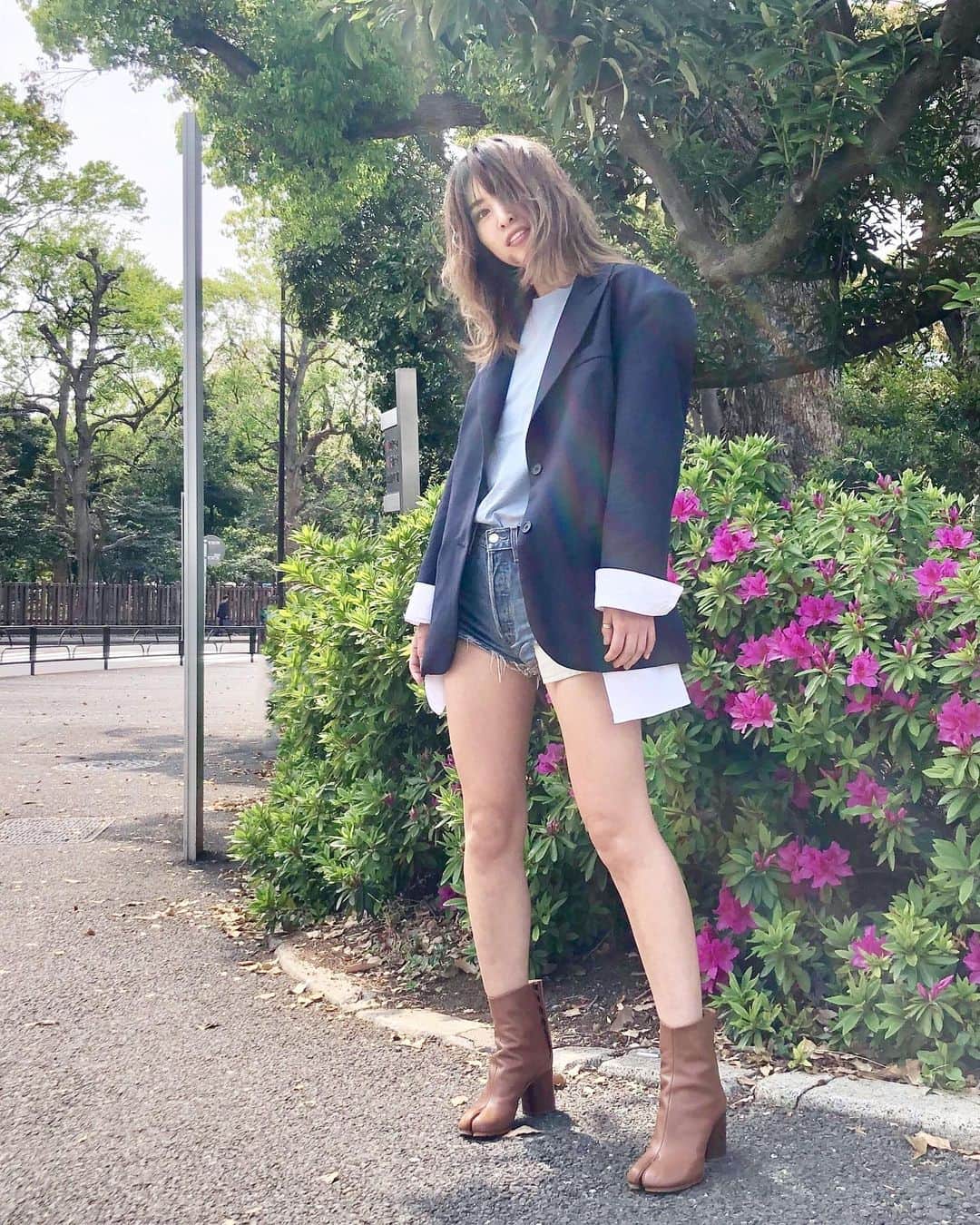 のインスタグラム：「#ootd 🌞🌈🌞🌈 #outfit #jacket #oversize #thefrankieshop #hanes #denim #vintage #levis #tabi #tabiboots #styling #maisonmargiela #fashion #ericore 短パン短すぎて仕事先で睨まれたwごめんなさいwww」