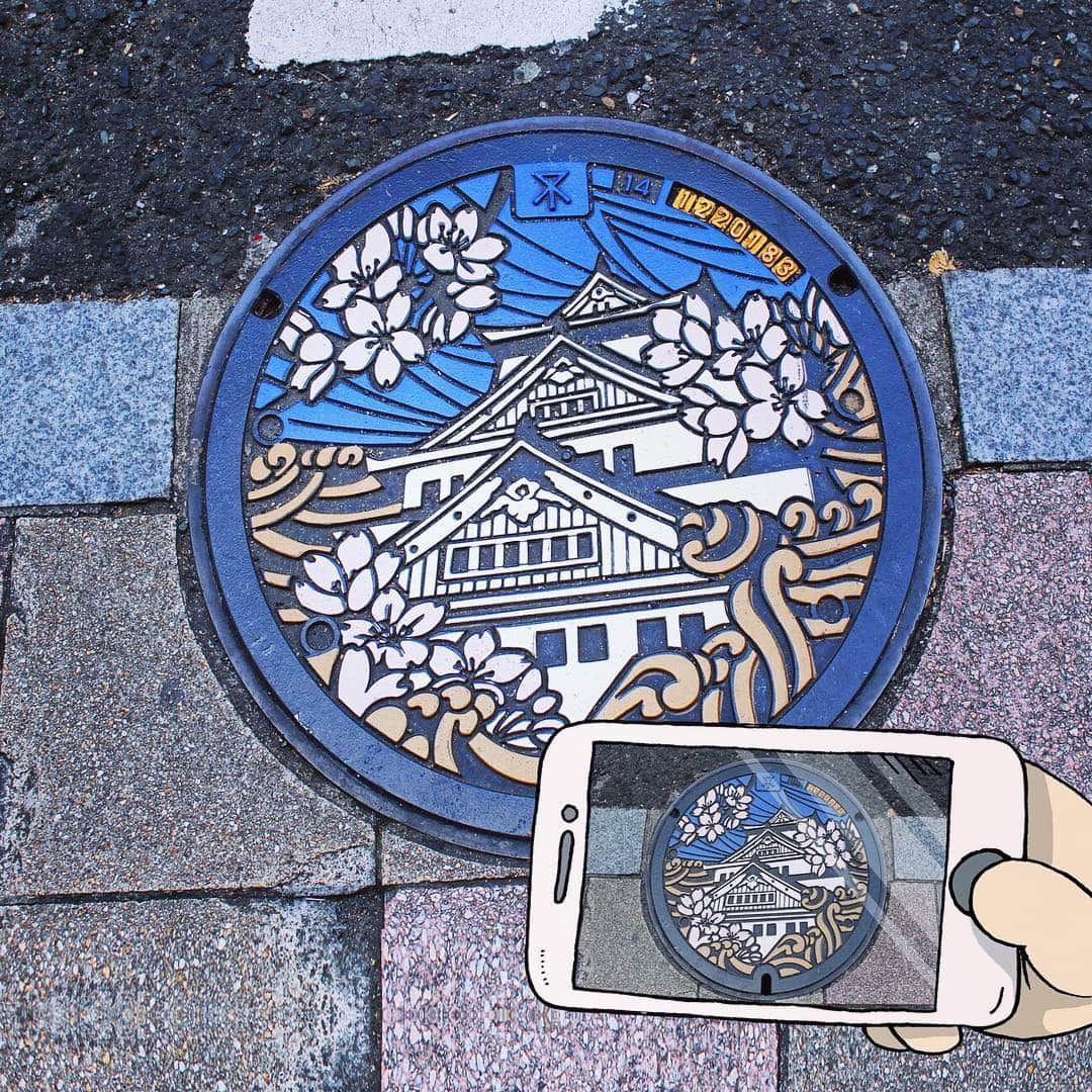 のインスタグラム：「Notice anything different about this manhole cover? The castle is white!!! This is the only manhole cover of its kind😆 . 白い天守閣のマンホールはたった1枚しかないレアカラー😆 . #osakamanhole #japanmanhole #大阪城 #マンホール #withOsakaBob #OSAKA #maido」