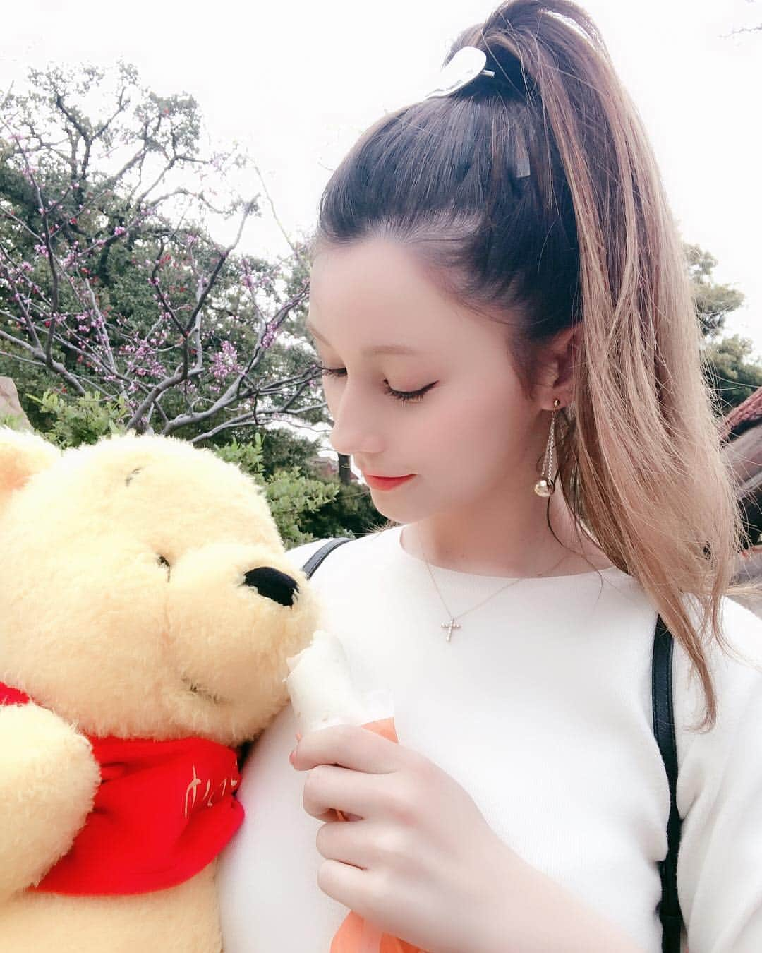 ダレノガレ明美さんのインスタグラム写真 - (ダレノガレ明美Instagram)「プーさん可愛いから買っちゃった🧸 初めてぬいぐるみ買った🌸 家族が１人増えました🧸🐈👸 すごく気持ちよすぎてずっと抱っこしてた😉 家にぬいぐるみとか今までなかったから新鮮🍒」4月19日 18時41分 - darenogare.akemi