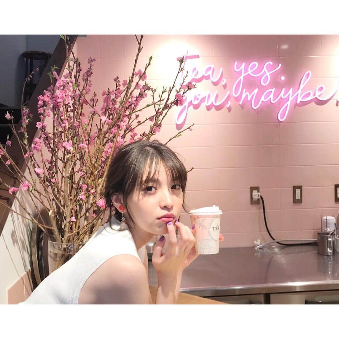 andGIRLさんのインスタグラム写真 - (andGIRLInstagram)「andGIRL5月号の撮影で 『ALFRED TEA ROOM （アルフレッド ティー ルーム）』に﻿ お邪魔しました💕﻿﻿ ﻿﻿ 店内で聡子ちゃんをパシャリ！﻿ ミレニアルピンクの空間がとにかく可愛くて、﻿ どこを切り取ってもフォトジェニック～😍﻿ 本格茶葉を使用したティーメニューや﻿ ヘルシーなスイーツもおすすめ！﻿ ぜひ立ち寄ってみてはいかがでしょうか☕️♪﻿﻿ ﻿﻿ ﻿﻿ #alfredtearoom﻿ #アルフレッドティールーム﻿ #青山﻿ #ミレニアルピンク﻿ #カフェ﻿ #宮田聡子﻿ #撮影オフショット﻿ #オフショット﻿ #andGIRL﻿ #アンドガール﻿」4月19日 18時47分 - andgirl_jp