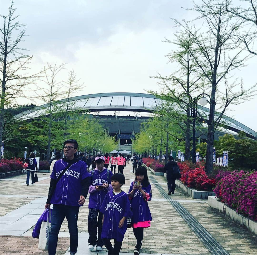 植田朝日さんのインスタグラム写真 - (植田朝日Instagram)「🔵🔴﻿ 決戦の地・エディオンスタジアム到着。﻿ ﻿ まだ、ネーミングライツに慣れずビッグアーチなんだよね〜、俺の中じゃ。。。﻿ ﻿ タケフサ不在は痛いですが、17歳に頼ってばっかじゃカッコ悪いのでキッチリ勝って帰りましょう！w﻿ ﻿ バモ トーキョー﻿ ﻿ #tokyo12 #FC東京 ﻿ ﻿」4月19日 18時48分 - asahiman