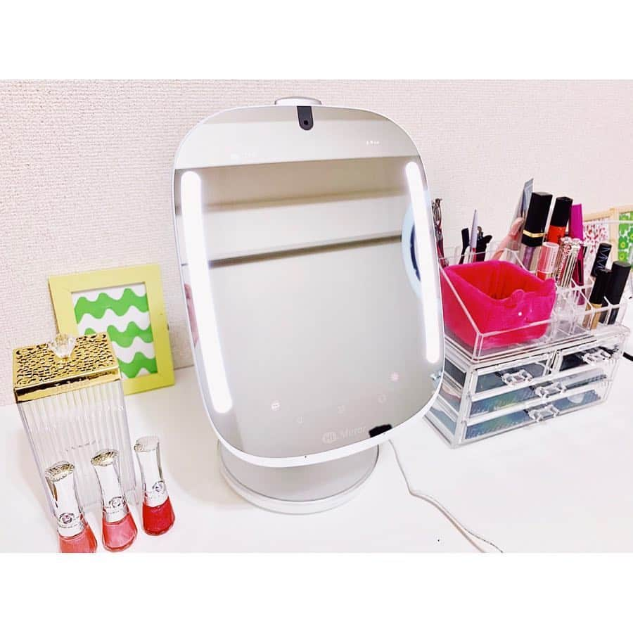 梶恵理子さんのインスタグラム写真 - (梶恵理子Instagram)「ハイテクすぎて感動したミラー🥺💓 HiMirror mini . ①肌分析ができる ②コスメの使用期限をリマインドしてくれる ③ライトがTPOに合わせて光調節できる ④拡大鏡 ⑤音楽が聴ける(Spotify) ⑥SNSが閲覧できる ⑦アレクサ搭載 . すごすぎるから設定とか絶対難しいやん！ と思ったらめっちゃ簡単やったとこも最高によかった❤️👍🏻 . . 詳しく使い方をYouTube動画にしているので ぜひ見てみてください🥰💓✨ . . . #かじえり#かじえりイチオシ#PR #himirror #肌分析 #スキンケア #美容家電#ハイテク#異次元」4月19日 19時04分 - kajierimakeup