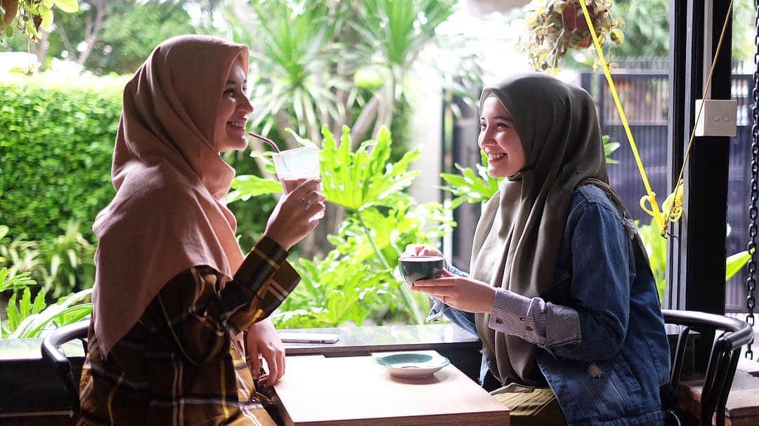 Shireen Sungkarさんのインスタグラム写真 - (Shireen SungkarInstagram)「Ngopi ditaman ❤️ @transisikopi」4月19日 19時04分 - shireensungkar