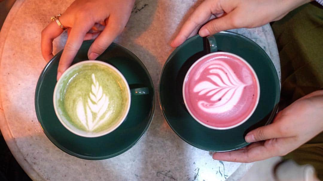 Shireen Sungkarさんのインスタグラム写真 - (Shireen SungkarInstagram)「Pilih red velvet or green tea??? @transisikopi  @zaskiasungkar15」4月19日 19時00分 - shireensungkar