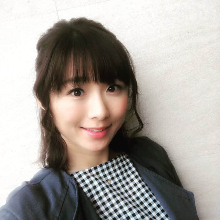 今井美穂さんのインスタグラム写真 - (今井美穂Instagram)「久々につけまつげをON👀﻿ &息子が早起きだったため眠くて﻿ まぶたがWで重たかったです🤣笑﻿ ﻿ 昨日と気温差10度くらいあって寒かったですね〜😭おまけに風もあってスカート選んでミスったなぁと思いました😂﻿ ﻿ ヘアメイクはTOKIOさん💕﻿ 今日は新潟ジョシ部の収録だったのですが、スペシャルゲストの登場でした😍﻿ 可愛くてサービス精神旺盛なあのお方です😆﻿ ﻿ 放送をお楽しみに〜😊﻿ ﻿ #ヘアメイク﻿ #メディアシップ﻿ #TOKIOgarden﻿ #ハーフアップ﻿ #新潟ジョシ部#収録﻿ #スペシャルゲストの登場」4月19日 19時05分 - imaimiho1209